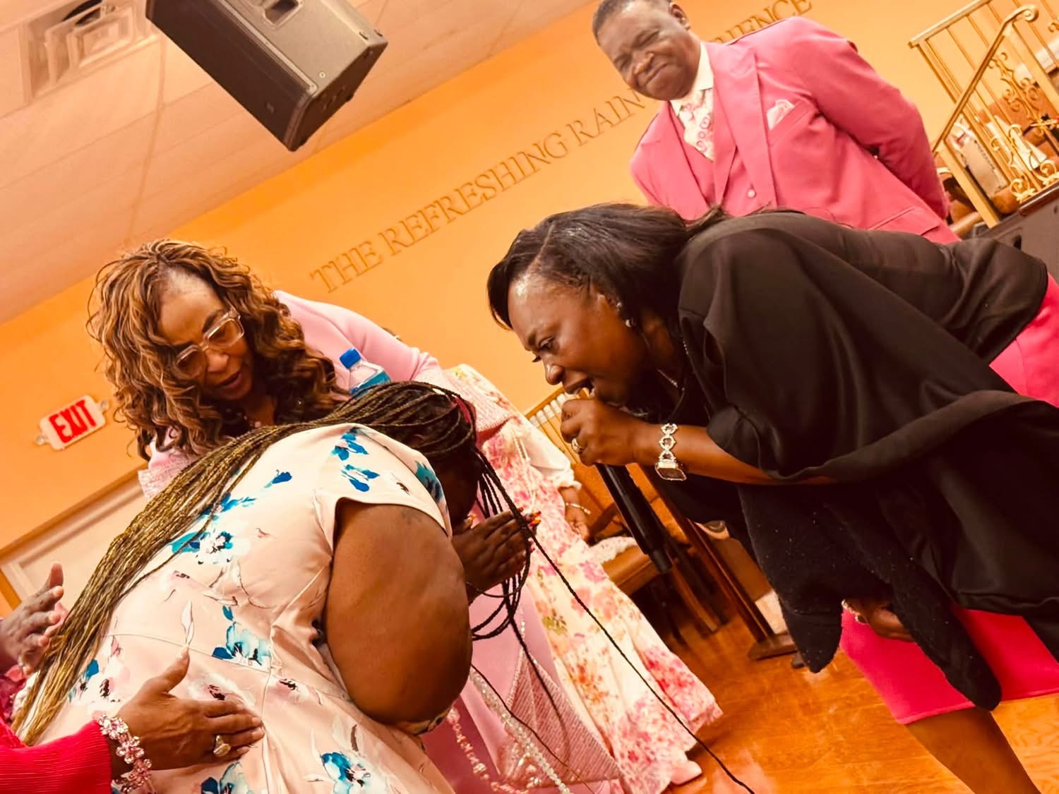 Powerful prayer moment at Refreshing Rain COGIC