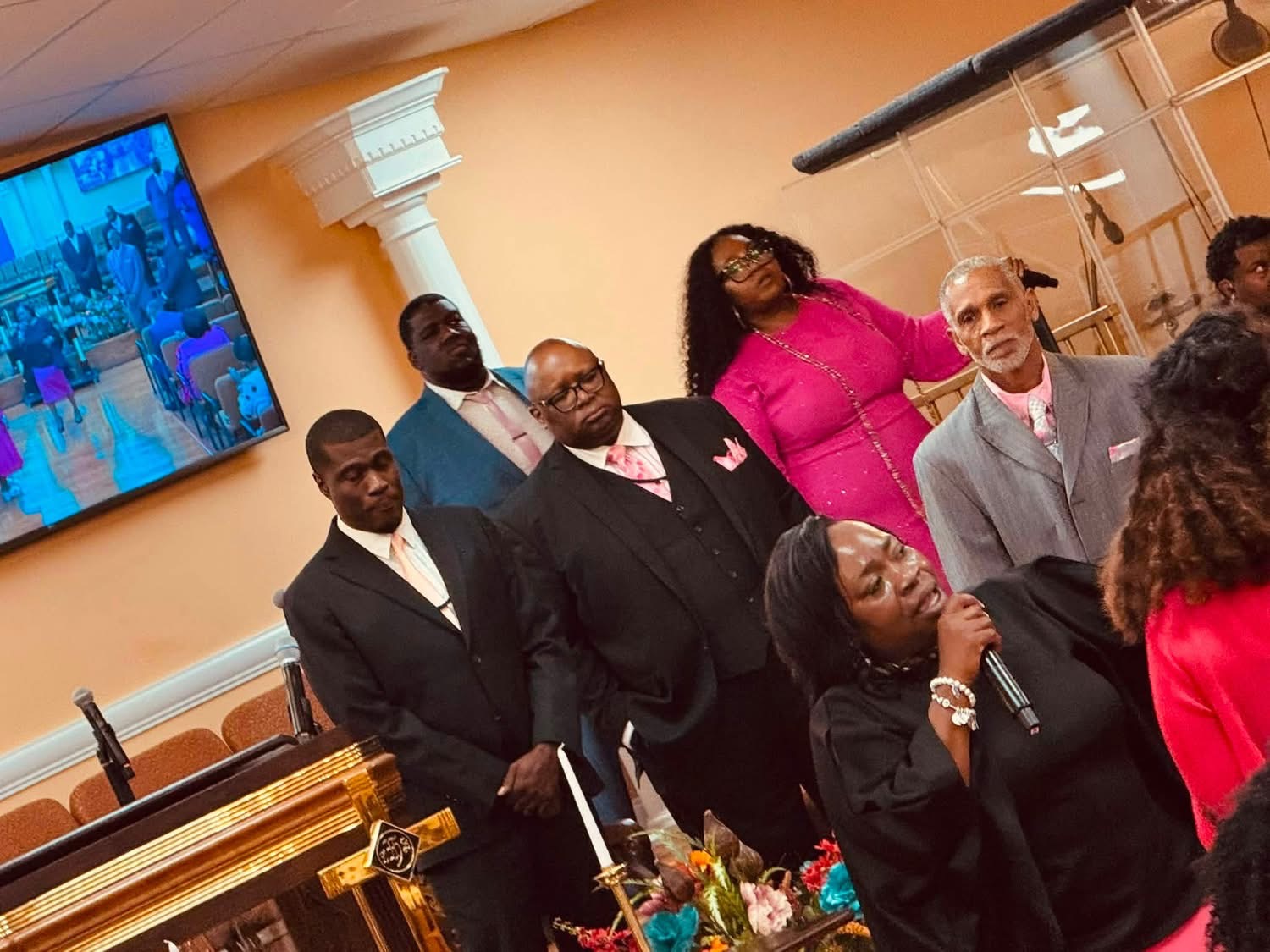 Evangelist Teresa speaking during service